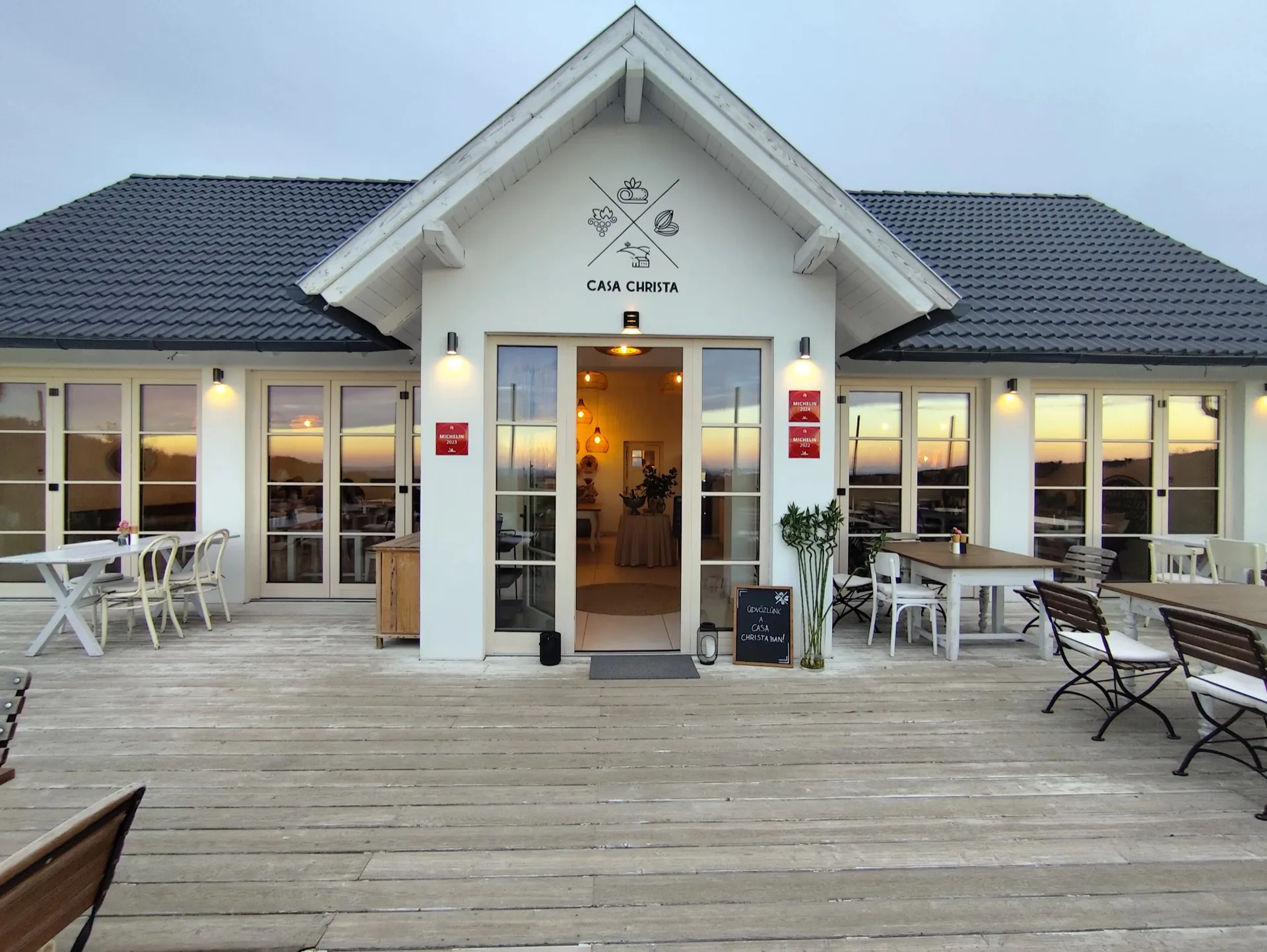 Casa Christa Restaurant und seine Terrasse in der Dämmerung