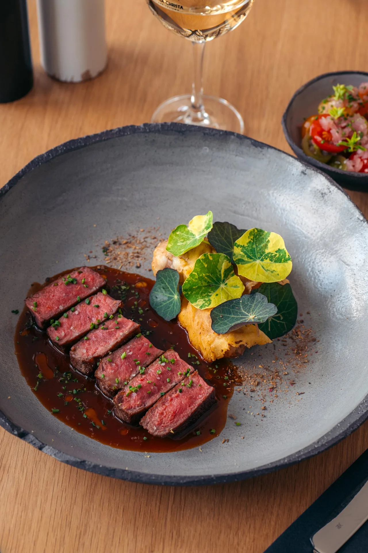 Geröstetes Rindfleischsteak in roter Soße