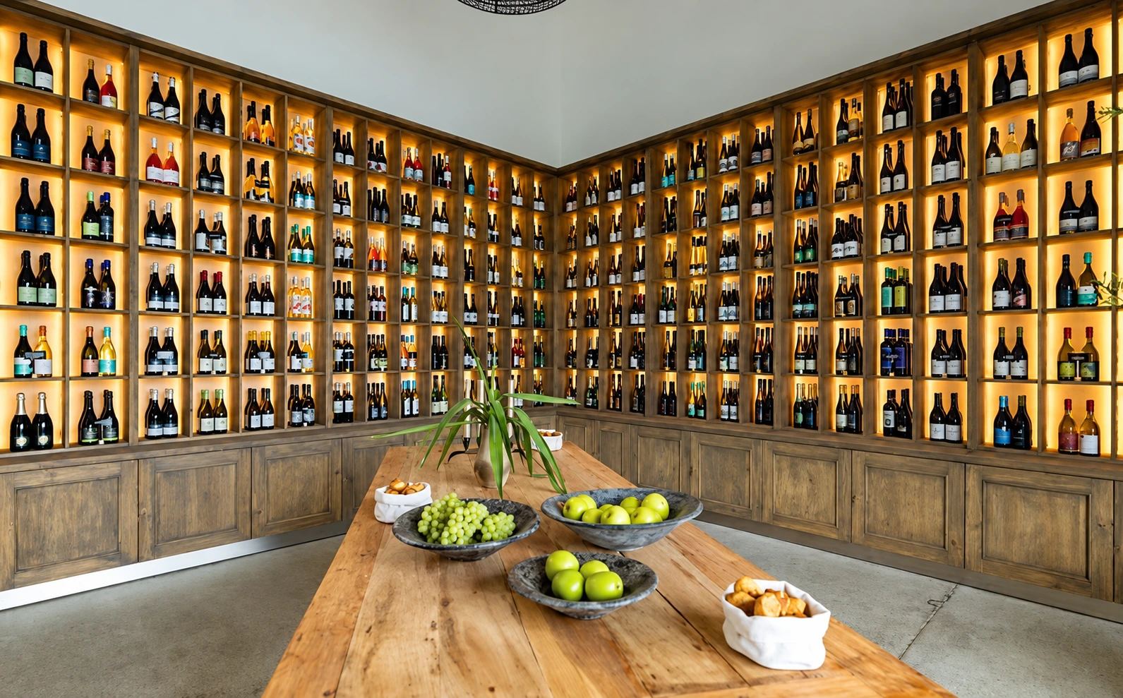Balatoni borok a Balaton Wines Visitor Center világított polcain
