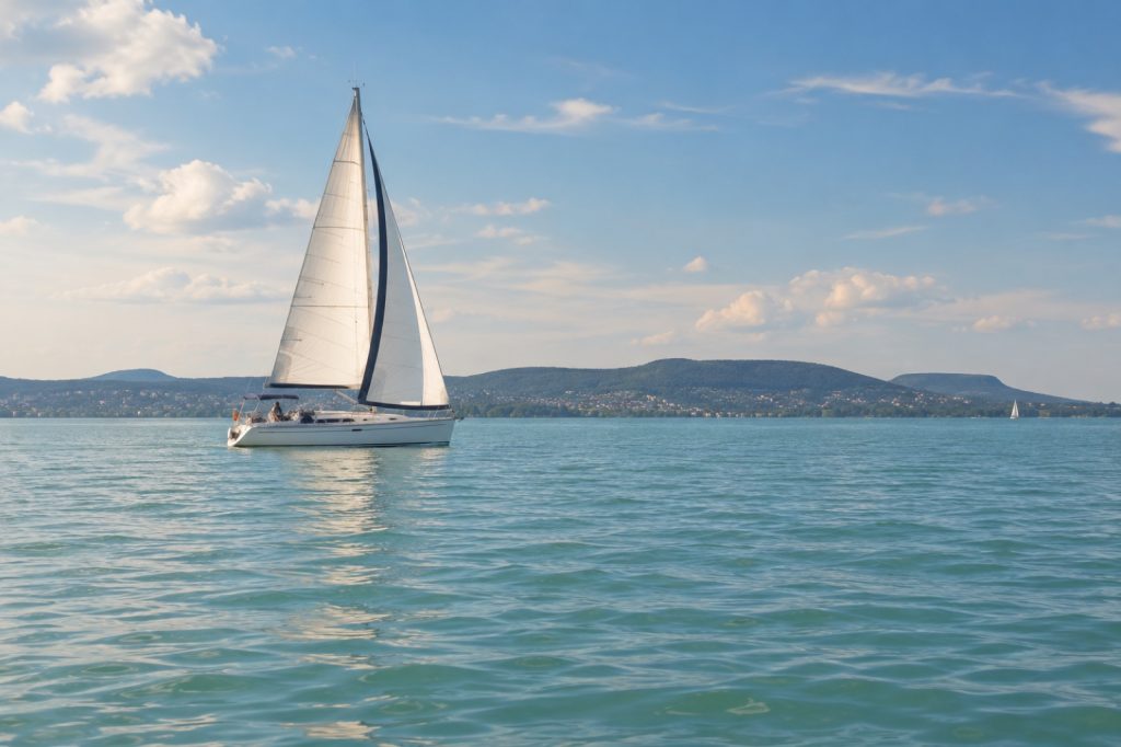 Vitorlázás a Balatonon