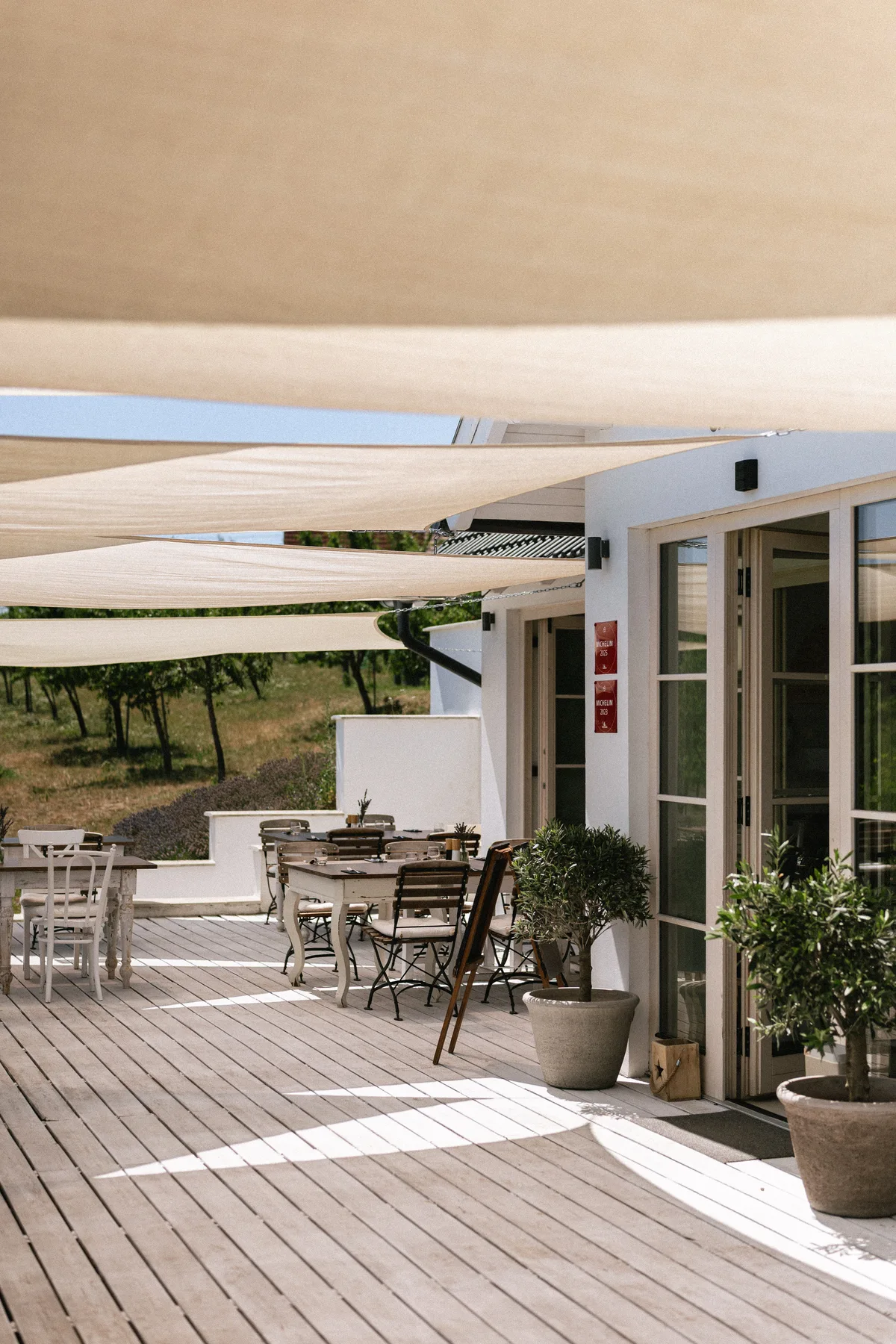 Die segelbedeckte Terrasse im Casa Christa Restaurant