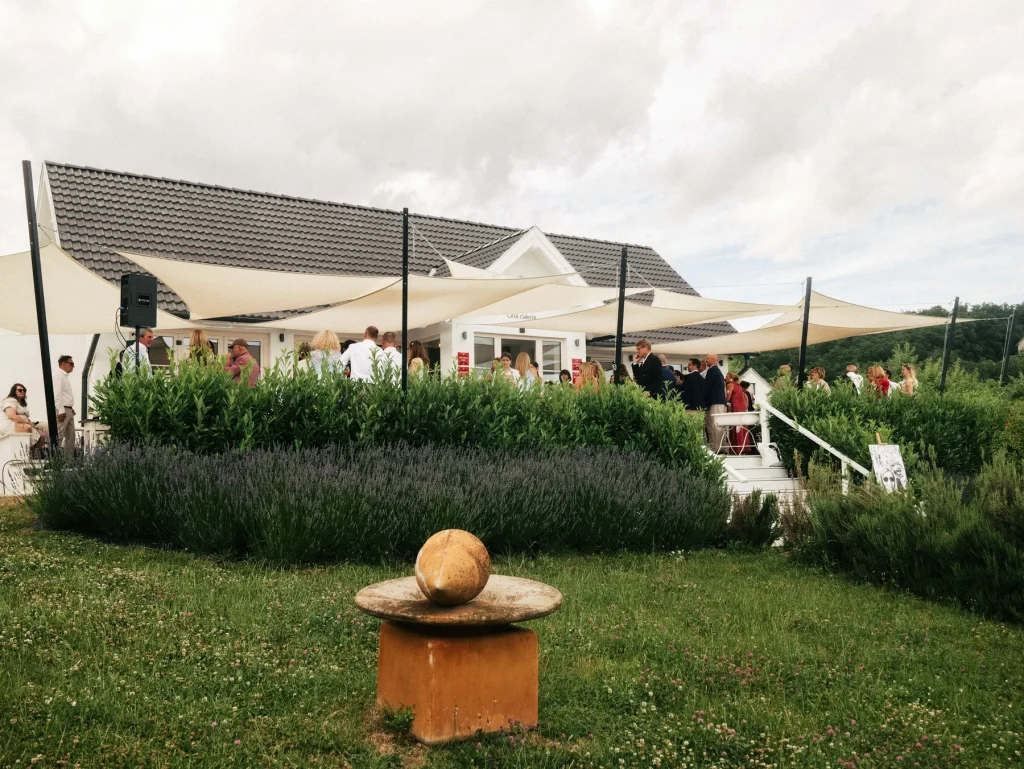 Gäste feiern auf der Terrasse von Casa Christa Restaurant