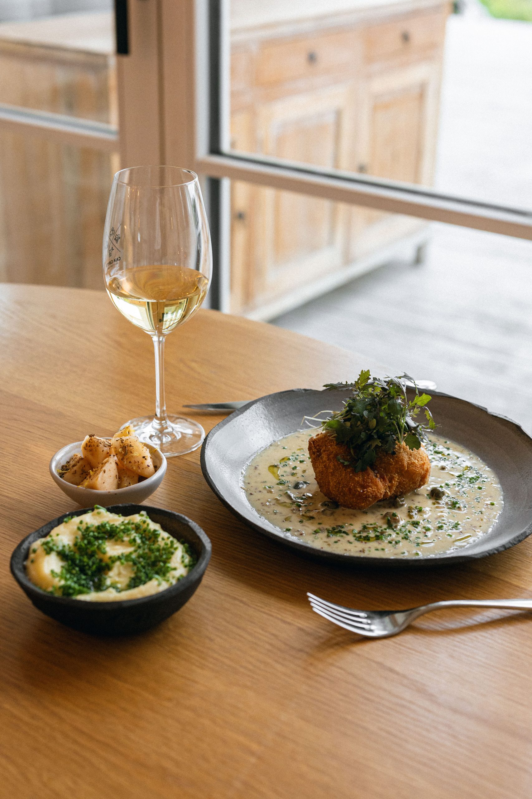 Ein Gericht und ein Glas Wein im Casa Christa Restaurant