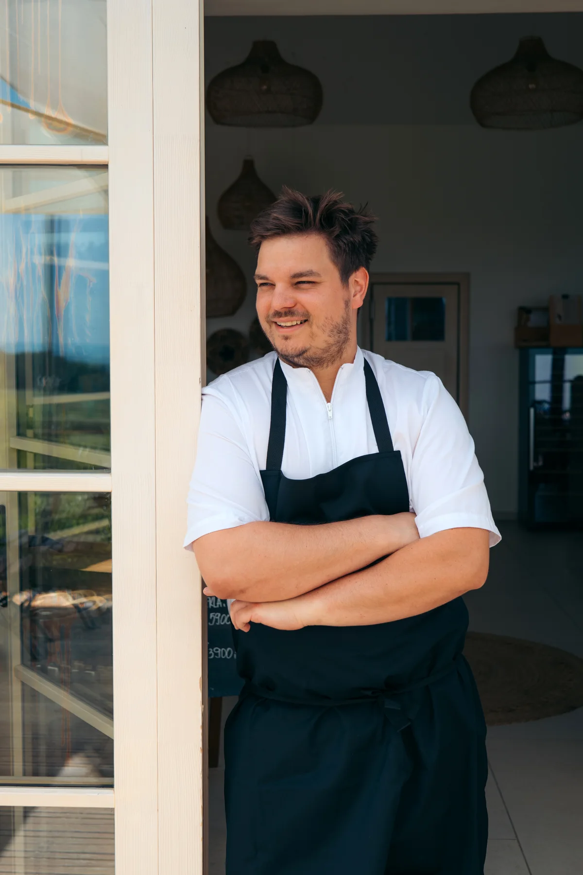 Chef Keve Tóth am Eingang zum Restaurant Casa Christa